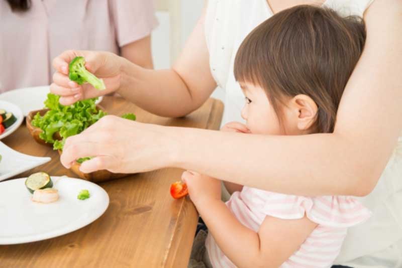 虫歯や歯並びに悪影響！？よく噛んで食べる子に育てるコツ | 銀座 